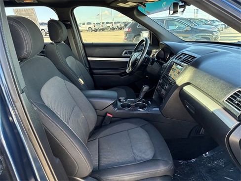 Used 2017 Ford Explorer XLT image 16