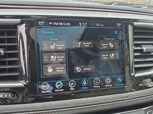 Used 2020 Chrysler Pacifica Limited image 29