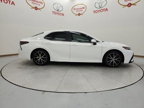 Used 2021 Toyota Camry SE image 3