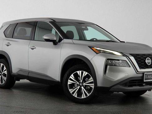 Used 2021 Nissan Rogue SV FWD image 2