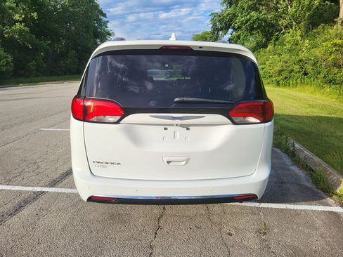 Used 2020 Chrysler Pacifica Touring-L FWD image 5
