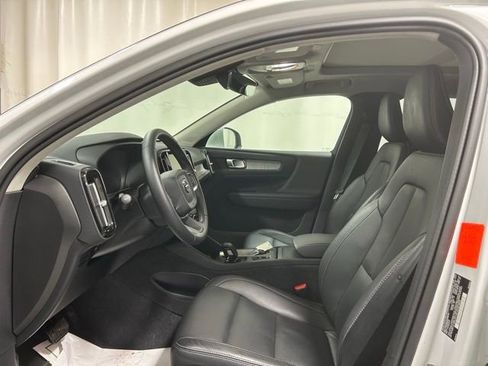Used 2025 Volvo XC40 B5 Core image 9