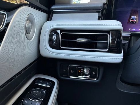 Certified 2025 Lincoln Aviator Reserve w/ Luxury Package AWD/4WD image 26