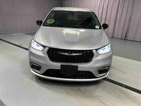 Used 2024 Chrysler Pacifica Touring-L FWD image 2