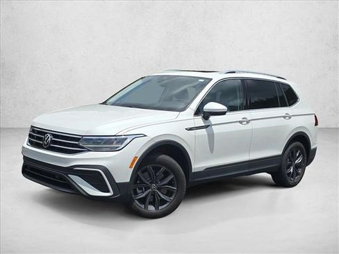 Used 2023 Volkswagen Tiguan SE w/ Panoramic Sunroof Package FWD image 1