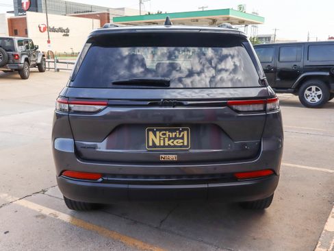 Used 2023 Jeep Grand Cherokee Altitude AWD/4WD image 6