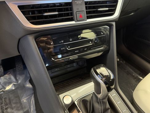 Used 2025 Volkswagen Taos SE FWD image 20