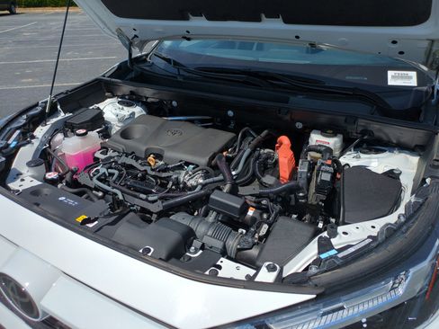 Used 2025 Toyota RAV4 XLE AWD/4WD image 32