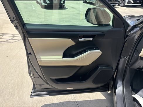 Used 2025 Toyota Highlander XLE FWD image 10