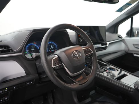 Used 2025 Toyota Sienna XSE FWD image 25