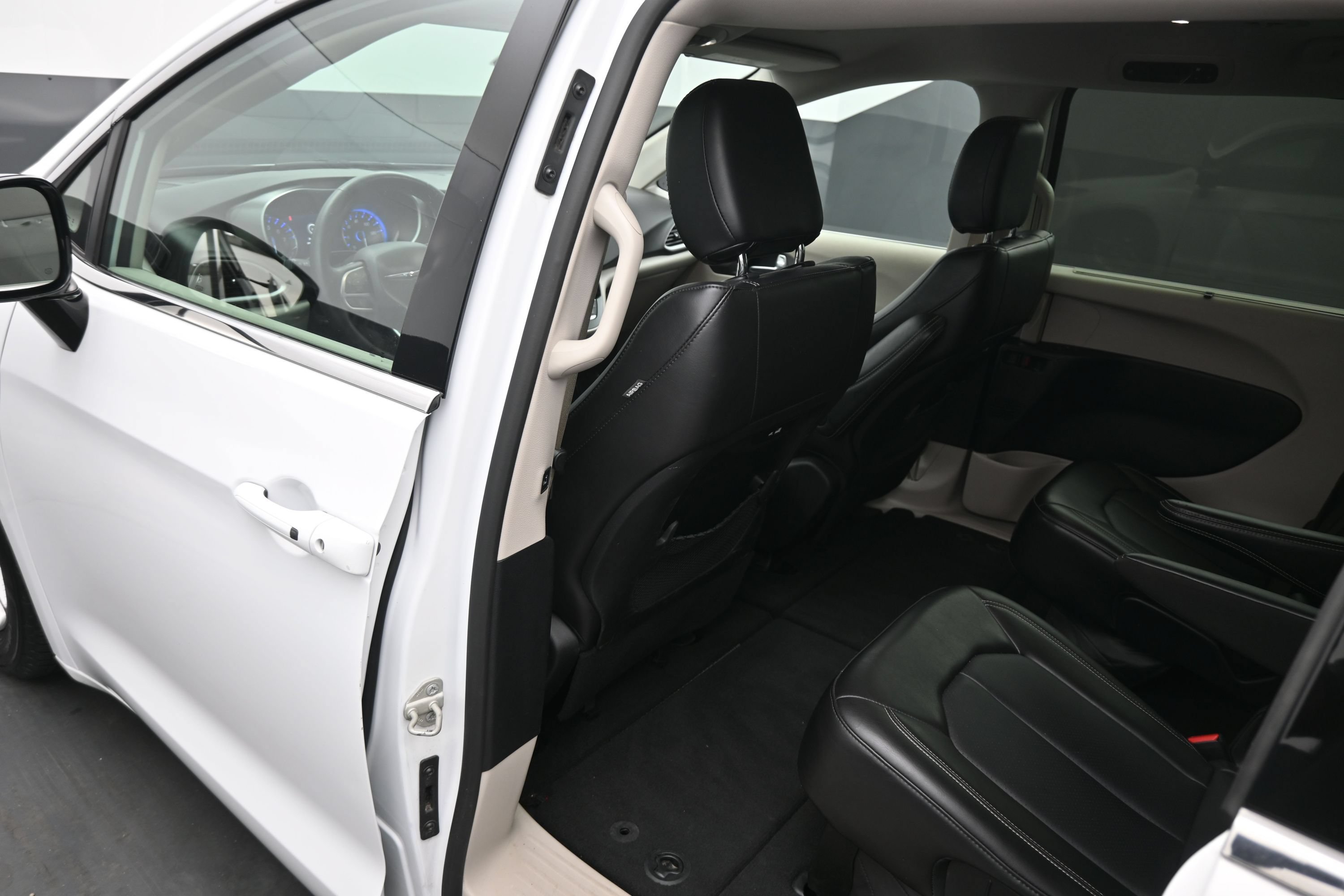 Used 2024 Chrysler Pacifica Touring-L FWD image 18