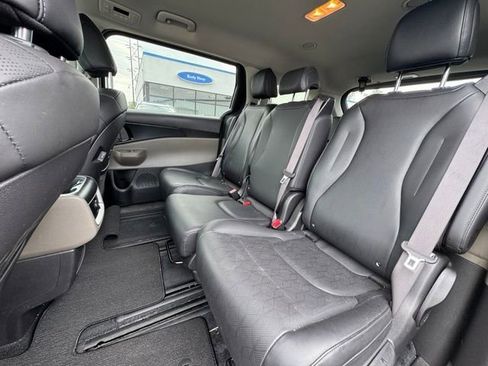 Used 2025 Kia Carnival FWD image 13