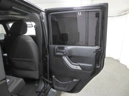 Used 2016 Jeep Wrangler Unlimited Sahara w/ Connectivity Group AWD/4WD image 29