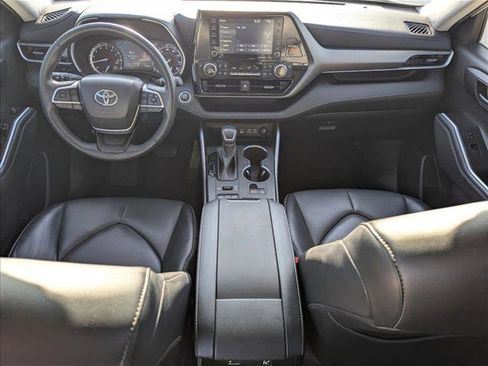 Used 2022 Toyota Highlander XLE image 16