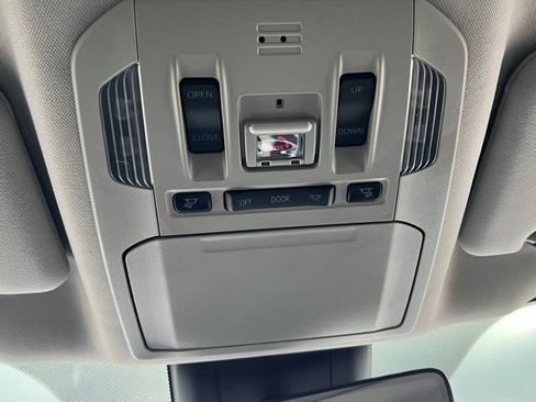 Used 2021 Toyota Highlander XLE image 18