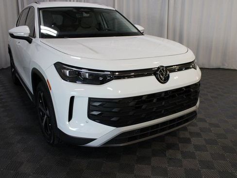 New 2025 Volkswagen Tiguan SE FWD image 30