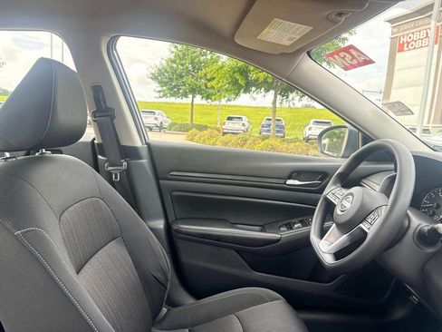Used 2025 Nissan Altima 2.5 SV FWD image 16