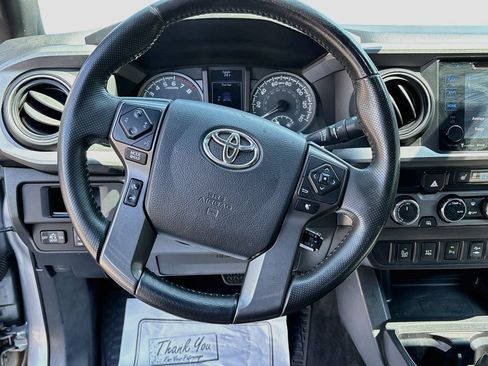Used 2017 Toyota Tacoma TRD Off-Road w/ Premium & Technology Package AWD/4WD image 11