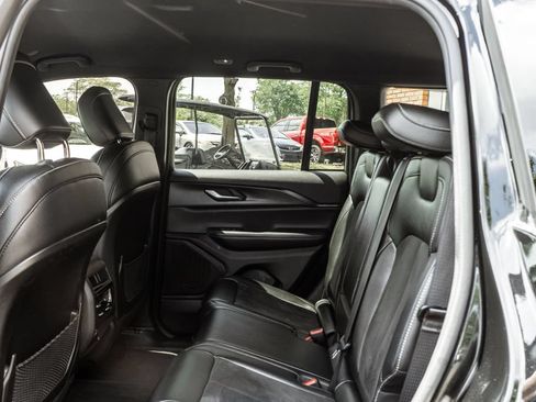 Used 2023 Jeep Grand Cherokee Altitude AWD/4WD image 18