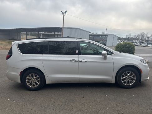 Used 2022 Chrysler Pacifica Touring-L image 3