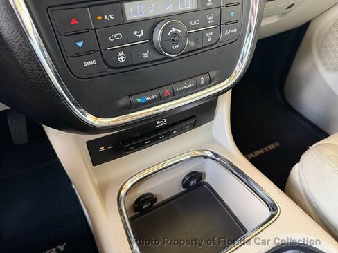 Used 2013 Chrysler Town & Country Limited w/ Luxury Group FWD image 50