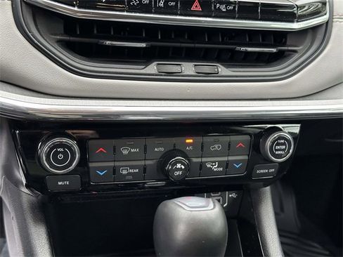 Certified 2022 Jeep Compass Limited image 34