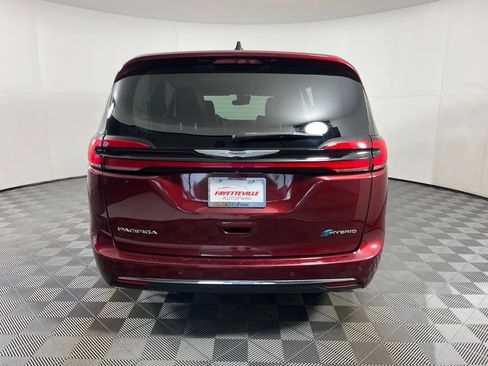 Used 2023 Chrysler Pacifica Touring-L FWD image 13