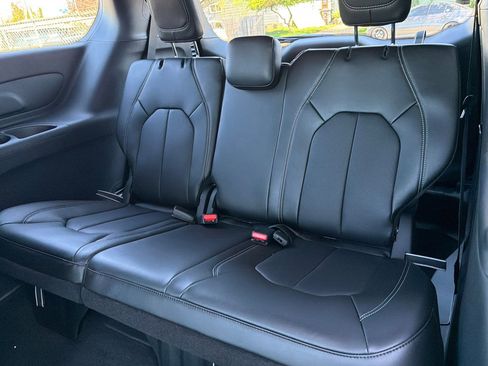 New 2026 Chrysler Pacifica Select image 13