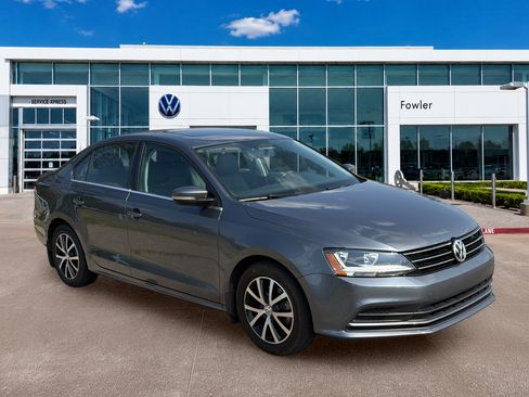 Used 2017 Volkswagen Jetta SE FWD image 3