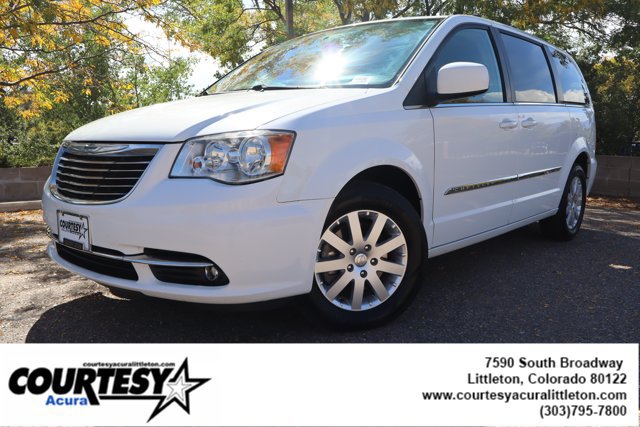 Used 2015 Chrysler Town & Country Touring FWD image 1