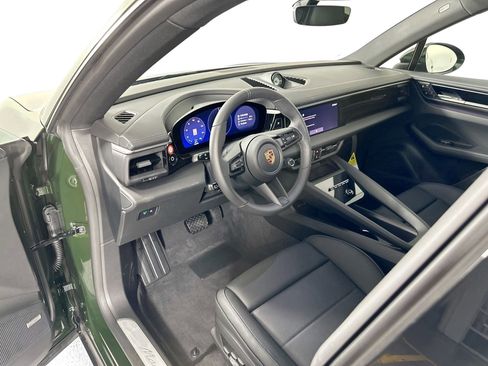 Certified 2025 Porsche Macan Electric image 4