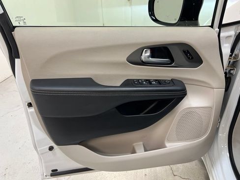 Used 2024 Chrysler Pacifica Touring-L FWD image 14