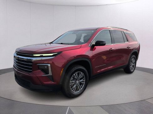 Certified 2025 Chevrolet Traverse LT FWD image 1