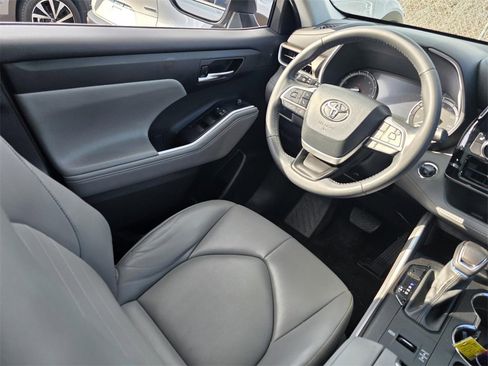 Used 2022 Toyota Highlander XLE image 28