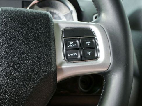 Used 2016 Dodge Grand Caravan SXT w/ UConnect Hands-Free Group FWD image 11