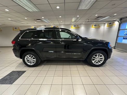 Used 2018 Jeep Grand Cherokee Laredo image 3