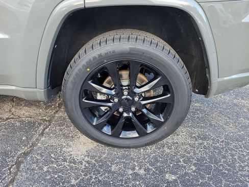 Used 2022 Jeep Grand Cherokee Laredo AWD/4WD image 6