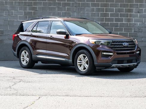 Used 2020 Ford Explorer XLT w/ Equipment Group 202A AWD/4WD image 2