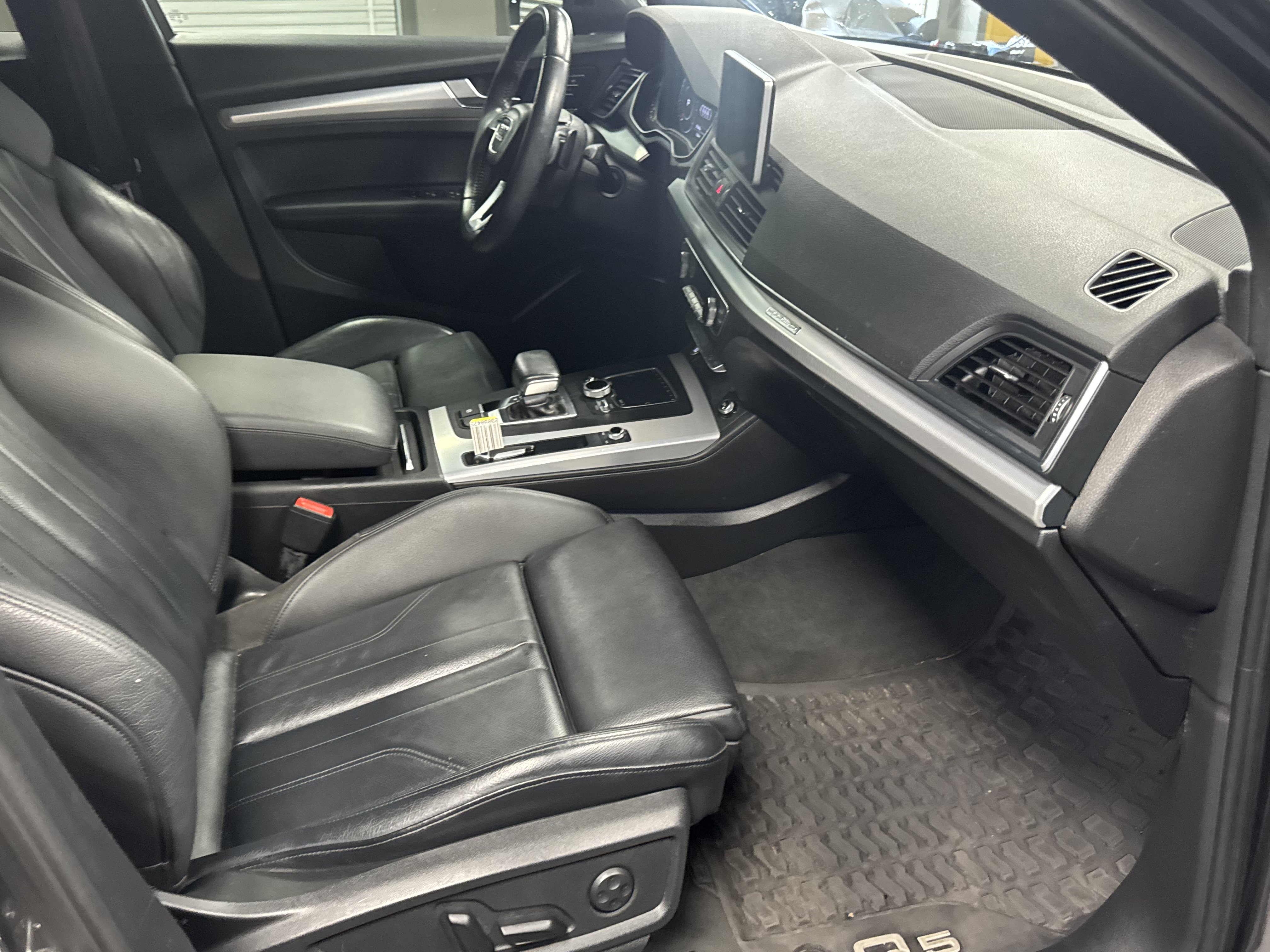 Used 2020 Audi Q5 2.0T Titanium Premium Plus AWD/4WD image 10