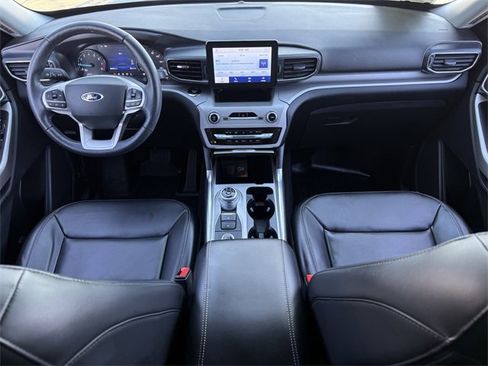 Used 2022 Ford Explorer XLT w/ Equipment Group 202A image 11