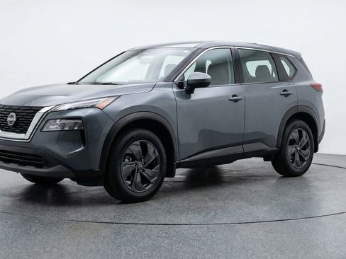 Used 2025 Nissan Rogue SV image 3