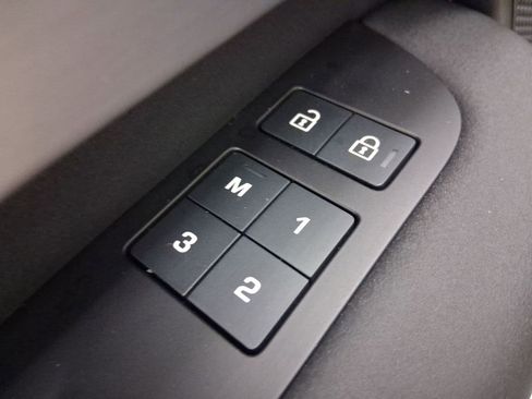 Used 2025 Land Rover Discovery Dynamic SE image 12