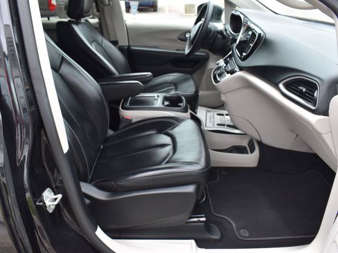 Used 2023 Chrysler Pacifica Touring-L FWD image 66