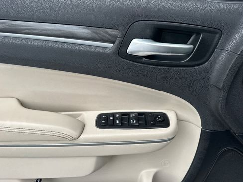 Used 2018 Chrysler 300 Touring w/ Chrome Appearance Package image 12