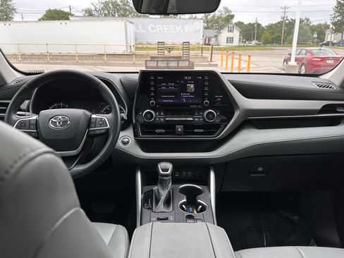 Used 2022 Toyota Highlander XLE AWD/4WD image 39