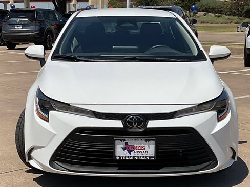 Used 2025 Toyota Corolla LE FWD image 2
