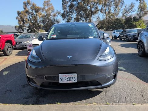Used 2024 Tesla Model Y Long Range AWD/4WD image 2