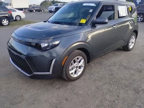 Used 2025 Kia Soul LX FWD image 1