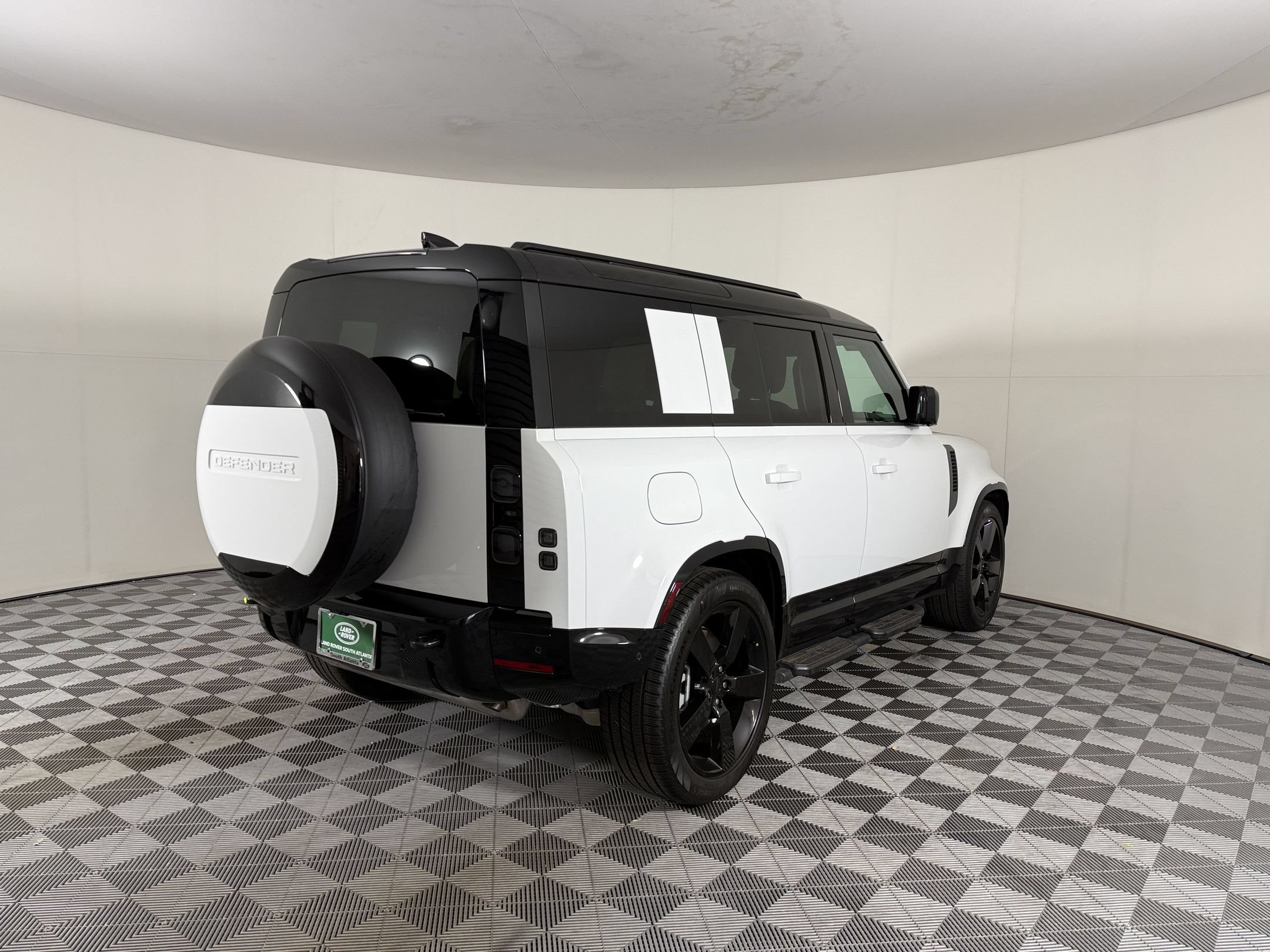 Used 2025 Land Rover Defender 110 S AWD/4WD image 9