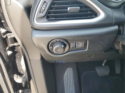 Used 2025 Chrysler Pacifica Select FWD image 26